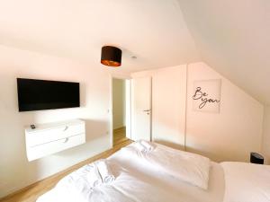 Postel nebo postele na pokoji v ubytování StayHere Central City Suite 20 - contactless Self-Check-IN