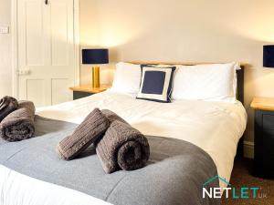 ein Schlafzimmer mit einem Bett mit Handtüchern darauf in der Unterkunft Hill House in Pembrokeshire