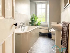 ein Badezimmer mit Badewanne, Waschbecken und Toilette in der Unterkunft Hill House in Pembrokeshire + 23 Fotos