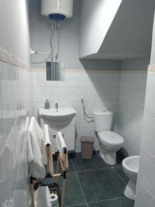 uma casa de banho com um WC e um lavatório em Esmeralda Il Quadrifoglio Airport Fontanarossa em Catânia