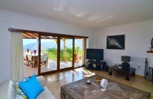 una sala de estar con un sofá y una mesa en Villa Zeytinkaya, en Kas