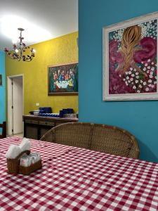 Zimmer mit einem Tisch mit einem roten und weißen karierten Tischtuch in der Unterkunft Villa Di Verona Charm Hotel in Guarujá
