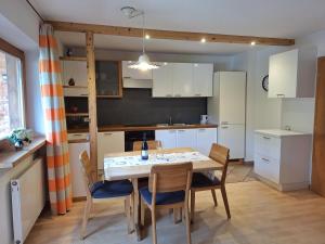 cocina con mesa y sillas en una habitación en Apartments Insam en Santa Cristina in Val Gardena
