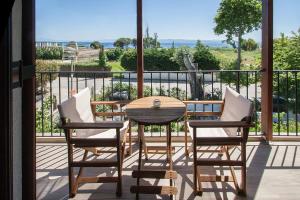 una mesa y sillas en un balcón con vistas en Ben’s Apartments, en Agia Paraskevi
