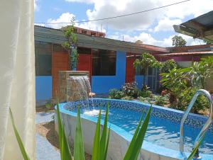 una piscina frente a una casa en KORYARES HAUS-TAMBOPATA, en Puerto Maldonado