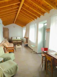 una sala de estar con un sofá y una mesa en The Old Barn House, en Mesótopos