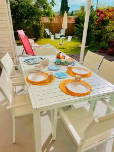 una mesa blanca con dos platos de comida. en B&B Villa Dunardi, en Fontane Bianche