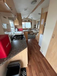 Dapur atau dapur kecil di Towyn 95 Golden Gate Rentals