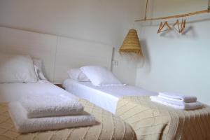 um quarto com 2 camas e toalhas nas saias em Estudio SAVINA em Sant Francesc Xavier