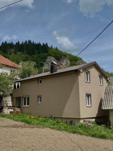 una casa con una montaña en el fondo en Seosko domaćinstvo Miko Merdović, en Berane