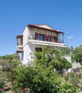 Bygningen som lejligheden ligger i + 2 billeder