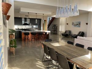 uma cozinha e sala de estar com uma mesa de madeira e cadeiras em Hope Island Little Paradise em Gold Coast