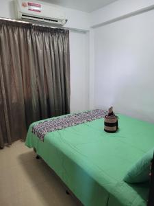 um quarto com uma cama com um chapéu em Holiday Home em Lautoka