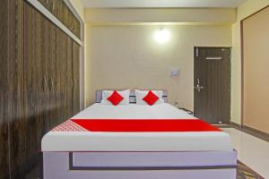 Ein Bett oder Betten in einem Zimmer der Unterkunft OYO Flagship Hotel New Star