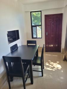 uma sala de jantar com uma mesa e cadeiras e uma porta em Holiday Home em Lautoka