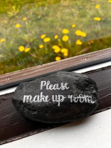 una roca sentada frente a una ventana con las palabras, por favor maquillaje en Hotel Skógá by EJ Hotels en Skogar