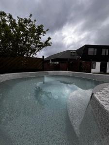 een groot zwembad met water voor een huis bij Hotel Skógá by EJ Hotels in Skogar