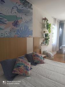ブエノスアイレスにあるRecoleta Beatiful Apartment IIIのベッドルーム1室(壁に絵画が描かれたベッド1台付)