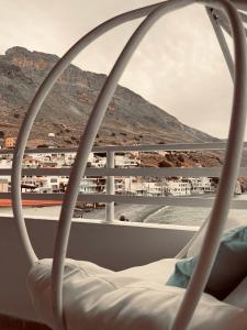 uma cama numa varanda com vista para a cidade em Celestial Loft- By the Sea em Paránimfoi