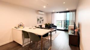 Posezení v ubytování Apartment next to public station, BoxHill Central, 2 Bedrooms, free parking and wifi