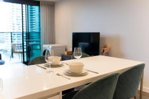 TV a/nebo společenská místnost v ubytování Apartment next to public station, BoxHill Central, 2 Bedrooms, free parking and wifi