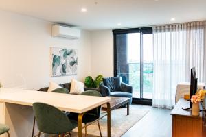 Posezení v ubytování Apartment next to public station, BoxHill Central, 2 Bedrooms, free parking and wifi