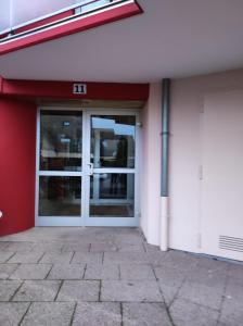 una entrada a un edificio con una puerta de cristal en Rien que pour vous en Reichstett