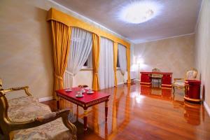 a living room with a red table and chairs at Hotel Holiday Park in Warsaw