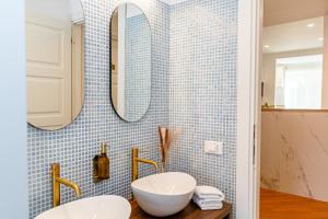 ein Badezimmer mit zwei Waschbecken und einem Spiegel in der Unterkunft The Aristocats Apartment in Rom + 32 Fotos