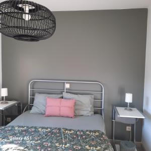 una camera da letto con un letto con un cuscino rosa di Green Garden a De Haan