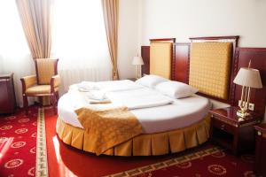 a bedroom with a large bed in a hotel room at Hotel Holiday Park in Warsaw