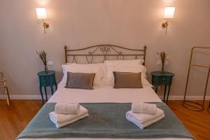 ein Schlafzimmer mit einem Bett mit zwei Handtüchern darauf in der Unterkunft The Aristocats Apartment in Rom