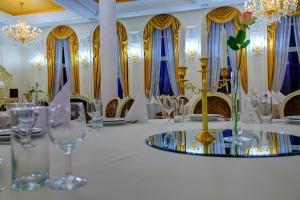 a table with glasses on it in a dining room at Hotel Holiday Park in Warsaw