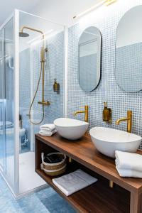 ein Badezimmer mit zwei Waschbecken und einer Dusche in der Unterkunft The Aristocats Apartment in Rom