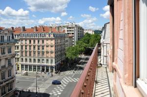 - une vue sur une rue de la ville depuis un bâtiment dans l'établissement Saxe And The City , Downtown Lyon, à Lyon