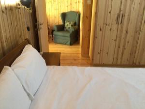 Postel nebo postele na pokoji v ubytování Pervolaris Cottages 2