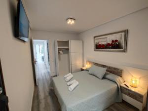 a bedroom with a bed with two white towels at Casa Logroñesa in Logroño