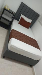 ein Bettenmachen in einem Zimmer in der Unterkunft Hotel Suite Imperial 72 in Barranquilla