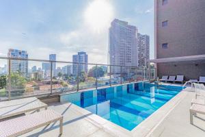 uma varanda com uma piscina no topo de um edifício em 617 - Rentaqui Studio Comfort Butantã em São Paulo