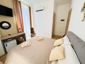 een slaapkamer met een bed met 2 kussens erop bij B&B Palermo Pirri in Palermo
