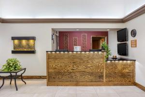 a lobby with a wooden partition and a table at Best Western Inn at Blakeslee-Pocono in Blakeslee