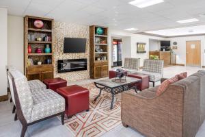 sala de estar con sofá, sillas y TV en Best Western Inn at Blakeslee-Pocono, en Blakeslee