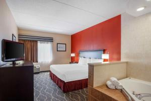 Tempat tidur dalam kamar di Best Western Inn at Blakeslee-Pocono