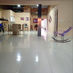 ein leeres Zimmer mit einem lila Stuhl darin in der Unterkunft Hotel Candilejas Serenity in Barrancabermeja