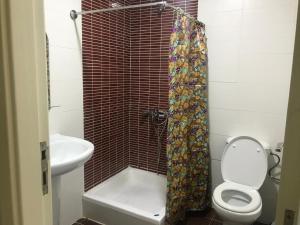 un bagno con un water e un lavandino di Urban Oasis a Martil