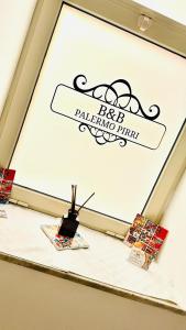 une fenêtre avec un panneau indiquant « être en cours d'exécution » dans l'établissement Affittacamere Palermo Pirri, à Palerme