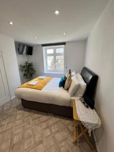um quarto com uma cama grande e uma cadeira em Cosy Sea front LUXURY Studio Apartment Flat Brighton & Hove em Brighton & Hove