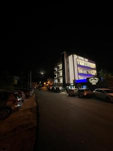 un edificio con coches estacionados en un estacionamiento por la noche en Ilio Boutique Hotel, en Ksamil