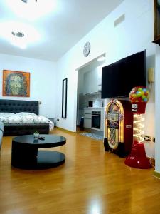 un soggiorno con divano e TV a schermo piatto di Casa Vacanze VITTORIA a Taranto