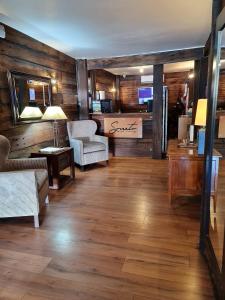 uma sala de estar com paredes e pisos em madeira em Hotel Sonetto em Santiago